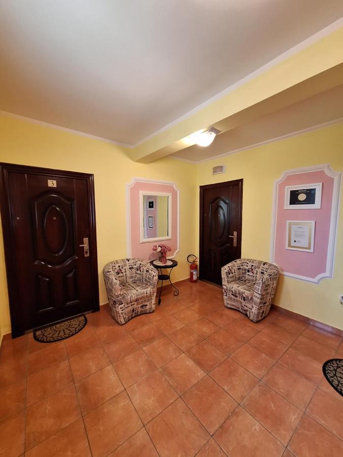 Guest House Villa Lord Novi Sad Esterno foto