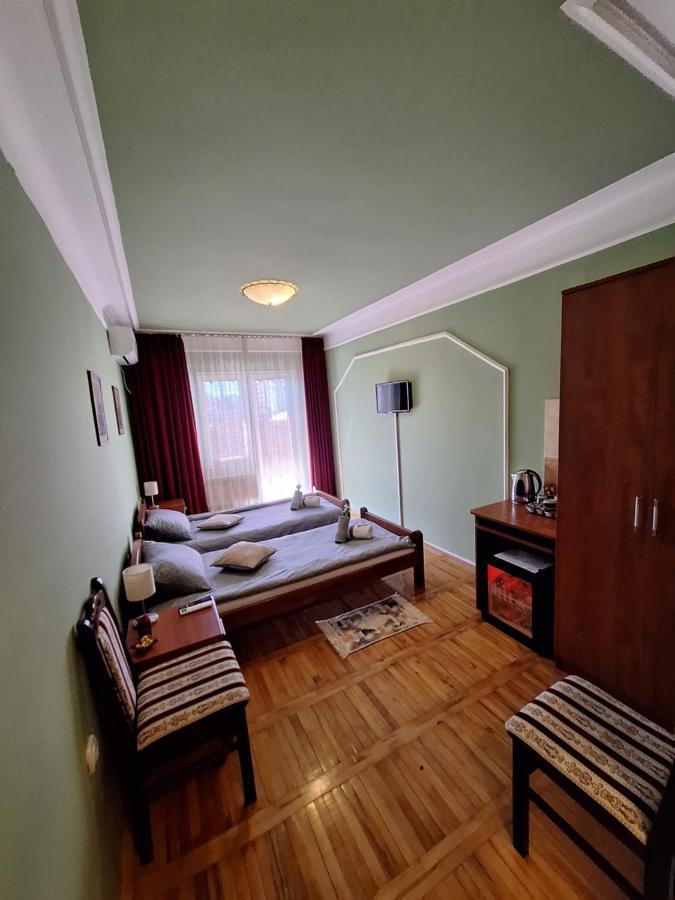 Guest House Villa Lord Novi Sad Esterno foto