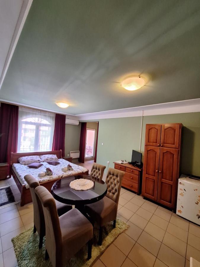 Guest House Villa Lord Novi Sad Esterno foto