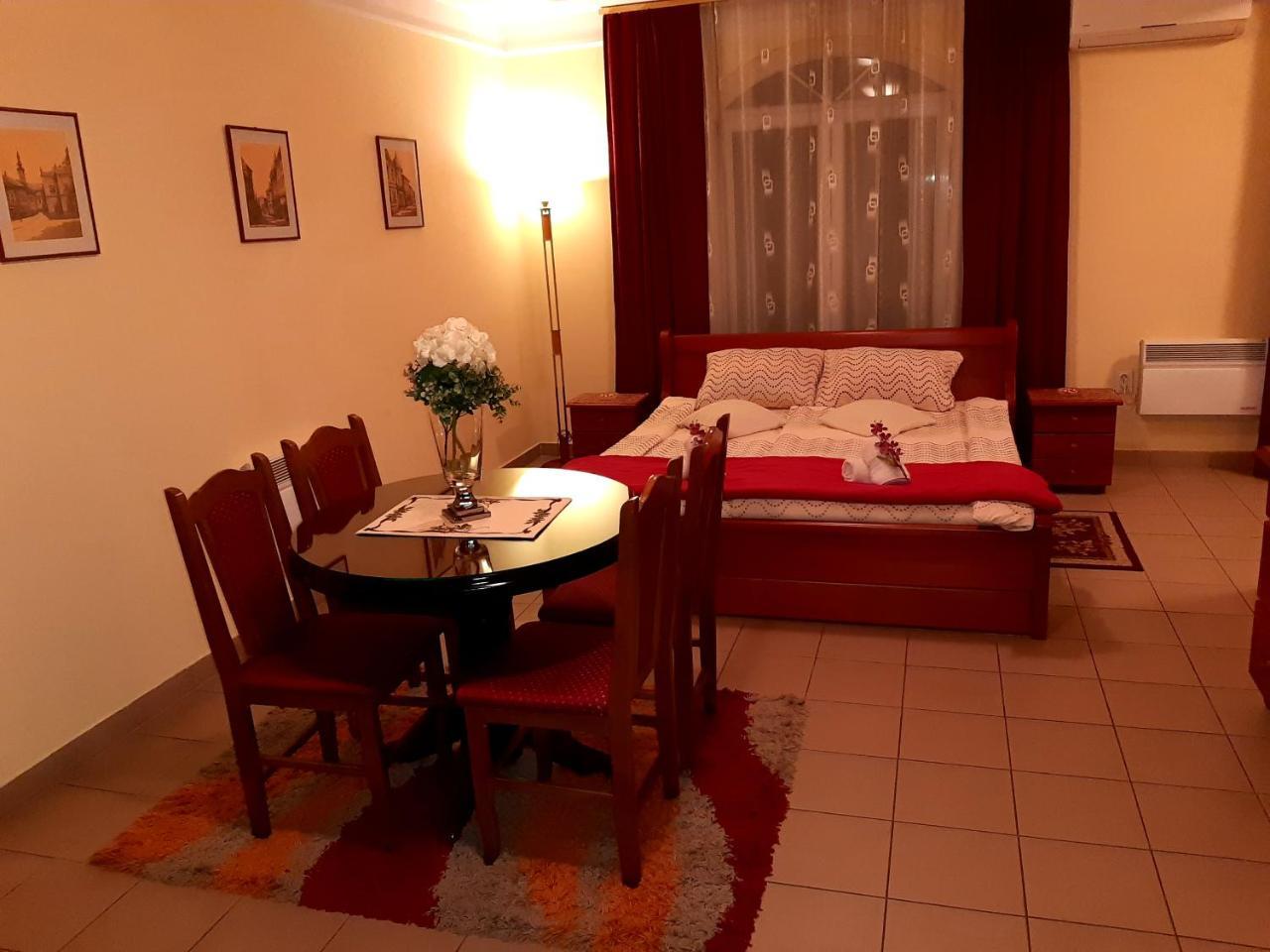 Guest House Villa Lord Novi Sad Esterno foto