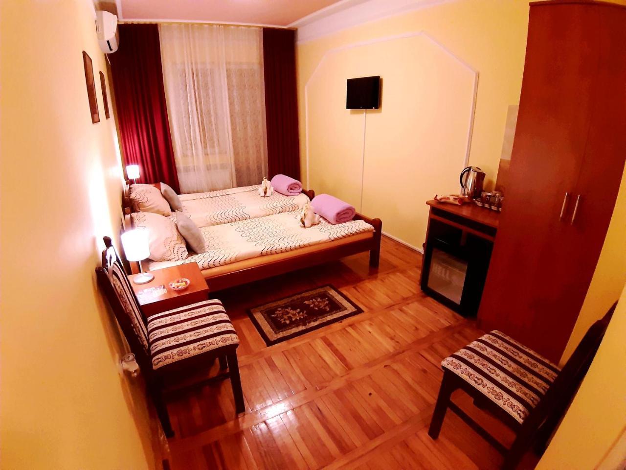 Guest House Villa Lord Novi Sad Esterno foto