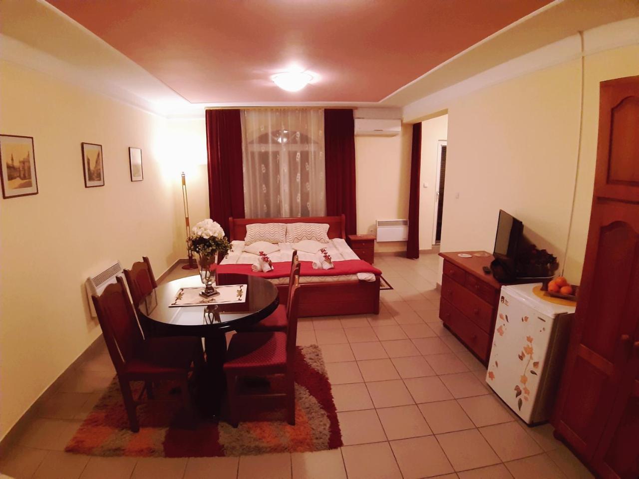 Guest House Villa Lord Novi Sad Esterno foto