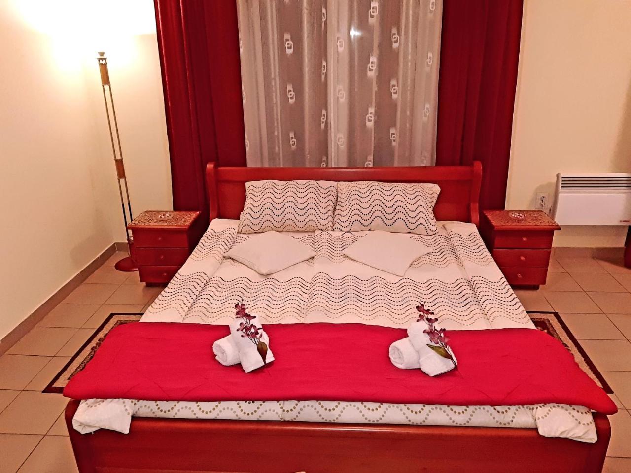 Guest House Villa Lord Novi Sad Esterno foto