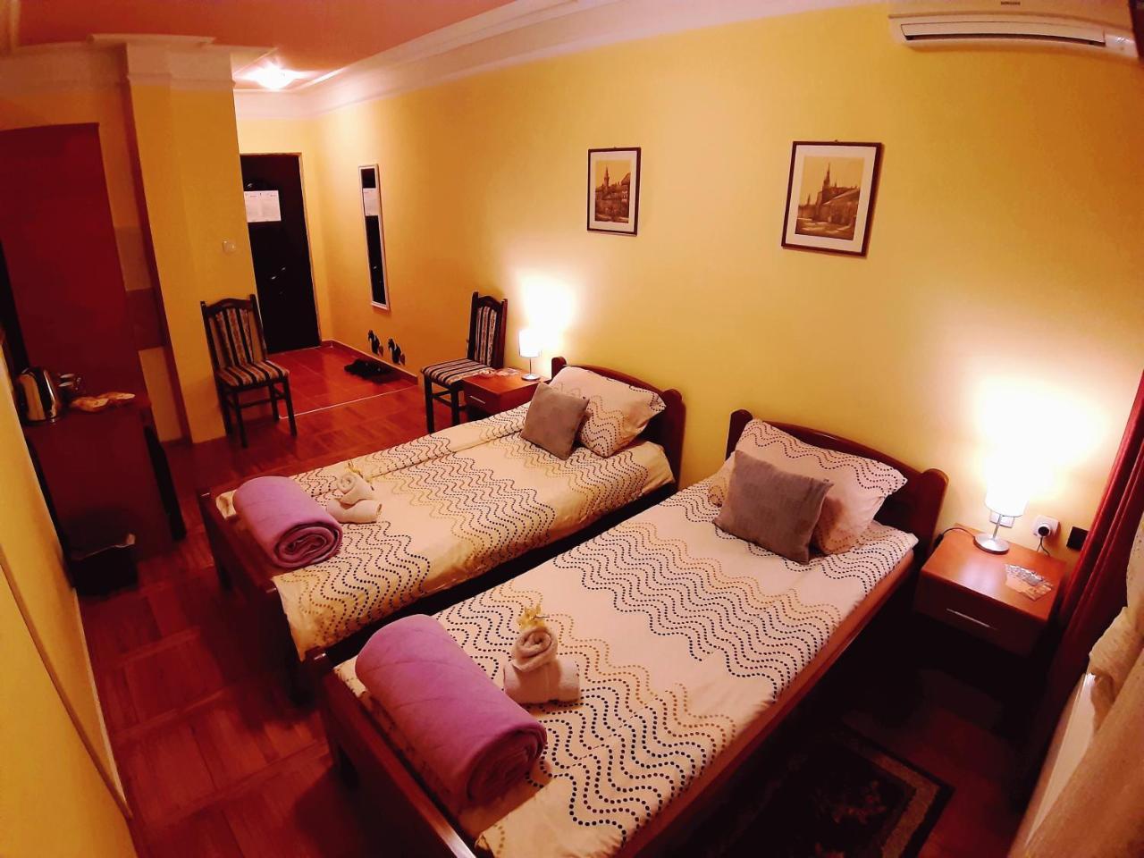 Guest House Villa Lord Novi Sad Esterno foto